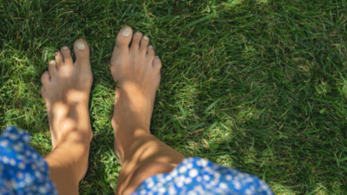Reconnecter son corps à la Terre : les bienfaits insoupçonnés du Earthing 
